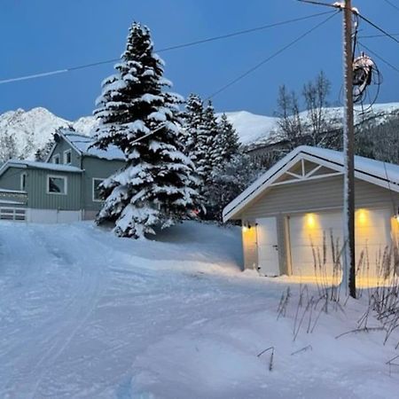 House With Garage In Central Lyngen Lyngseidet Exterior photo
