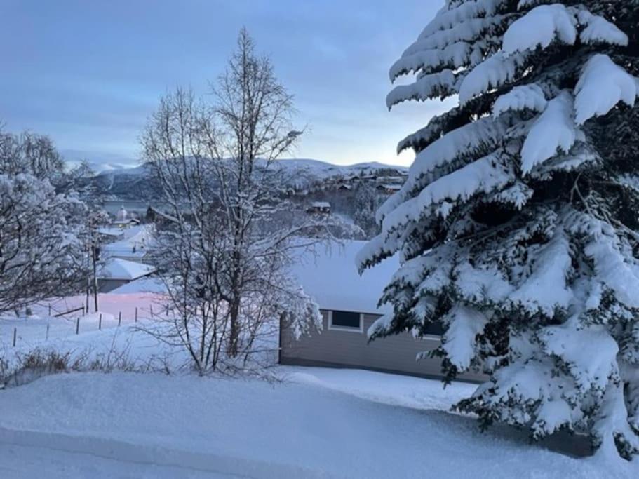 House With Garage In Central Lyngen Lyngseidet Exterior photo