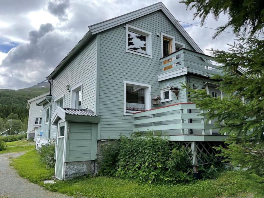House With Garage In Central Lyngen Lyngseidet Exterior photo