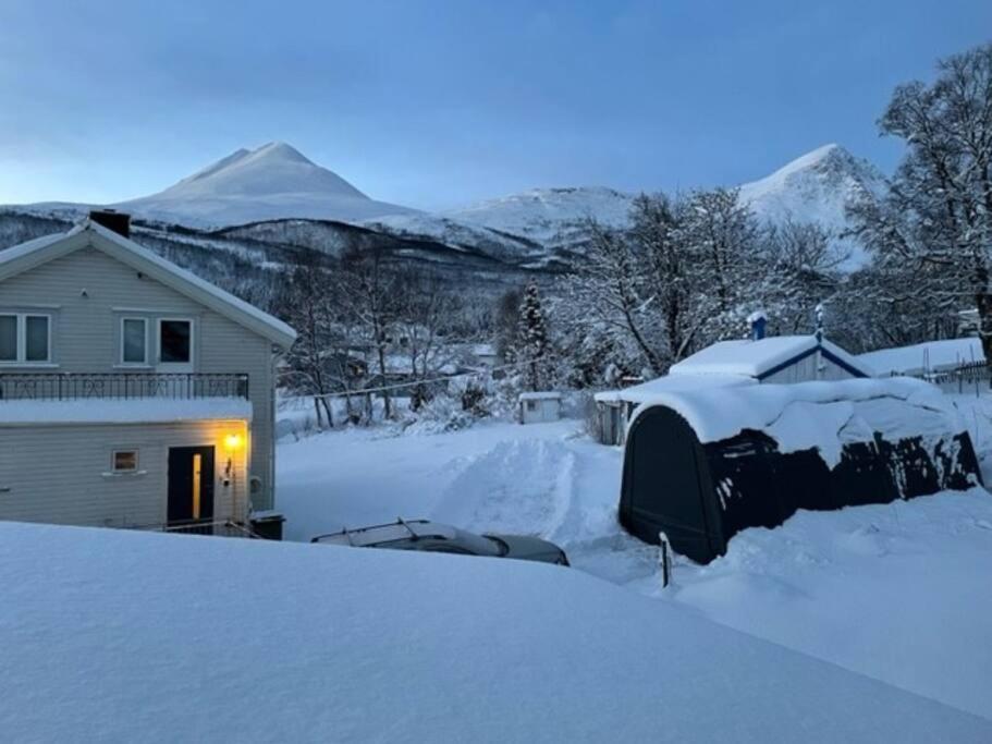 House With Garage In Central Lyngen Lyngseidet Exterior photo